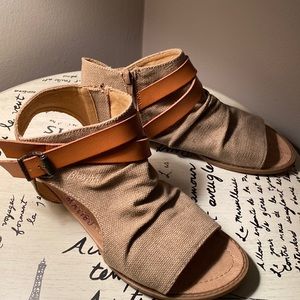Womens sandals. Blowfish Malibu. Tan burlap. 8.5 US.
